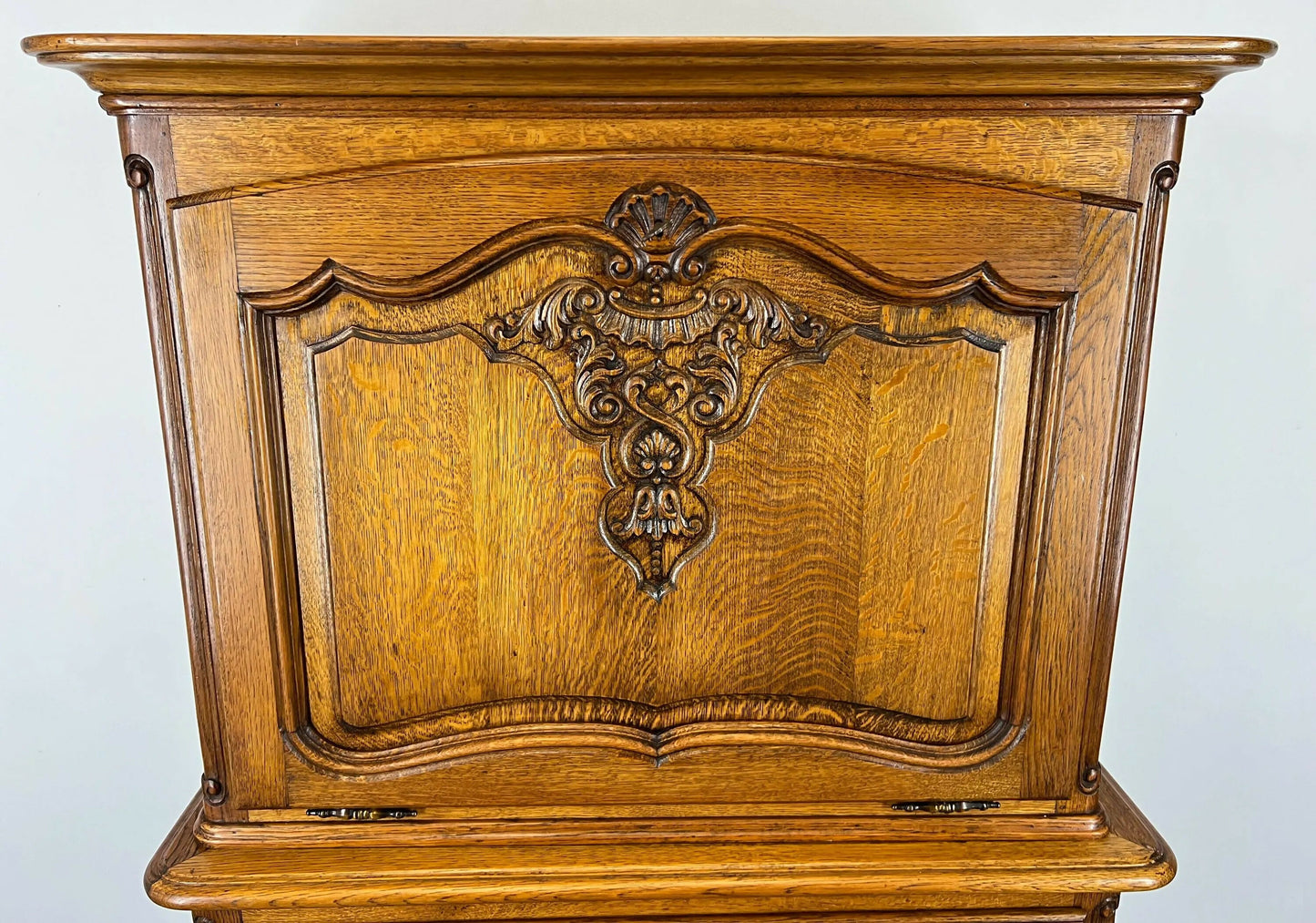 Vintage Drinks Cabine tFrench Louis XIV Style Cabriole Legs Carved Cabinet LOT 2917