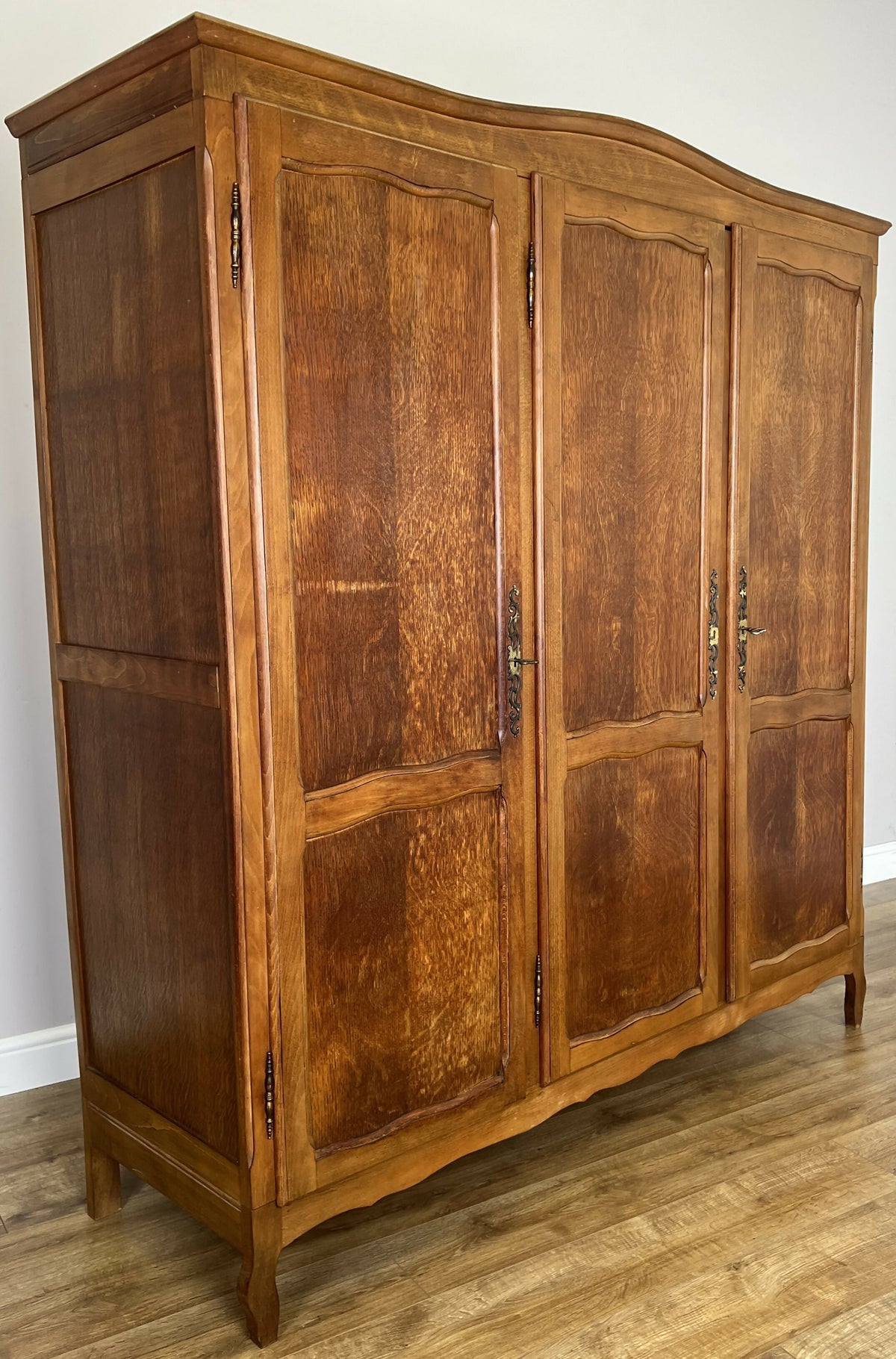 Wardrobe Vintage French Louis Oak Triple Door Carved Armoire Cabinet LOT 6537