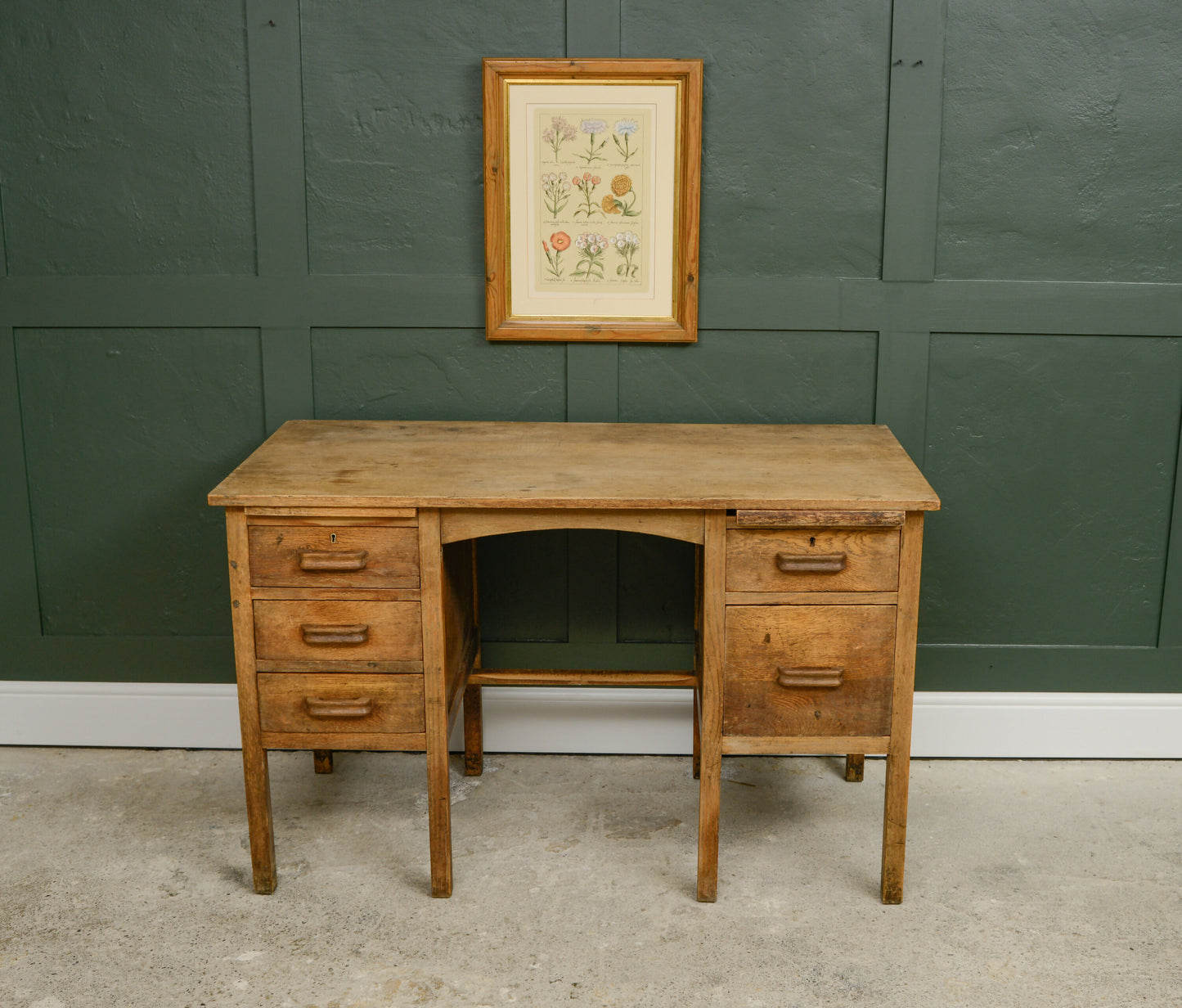 Vintage Oak Kneehole Desk - 1940s - Great Patina