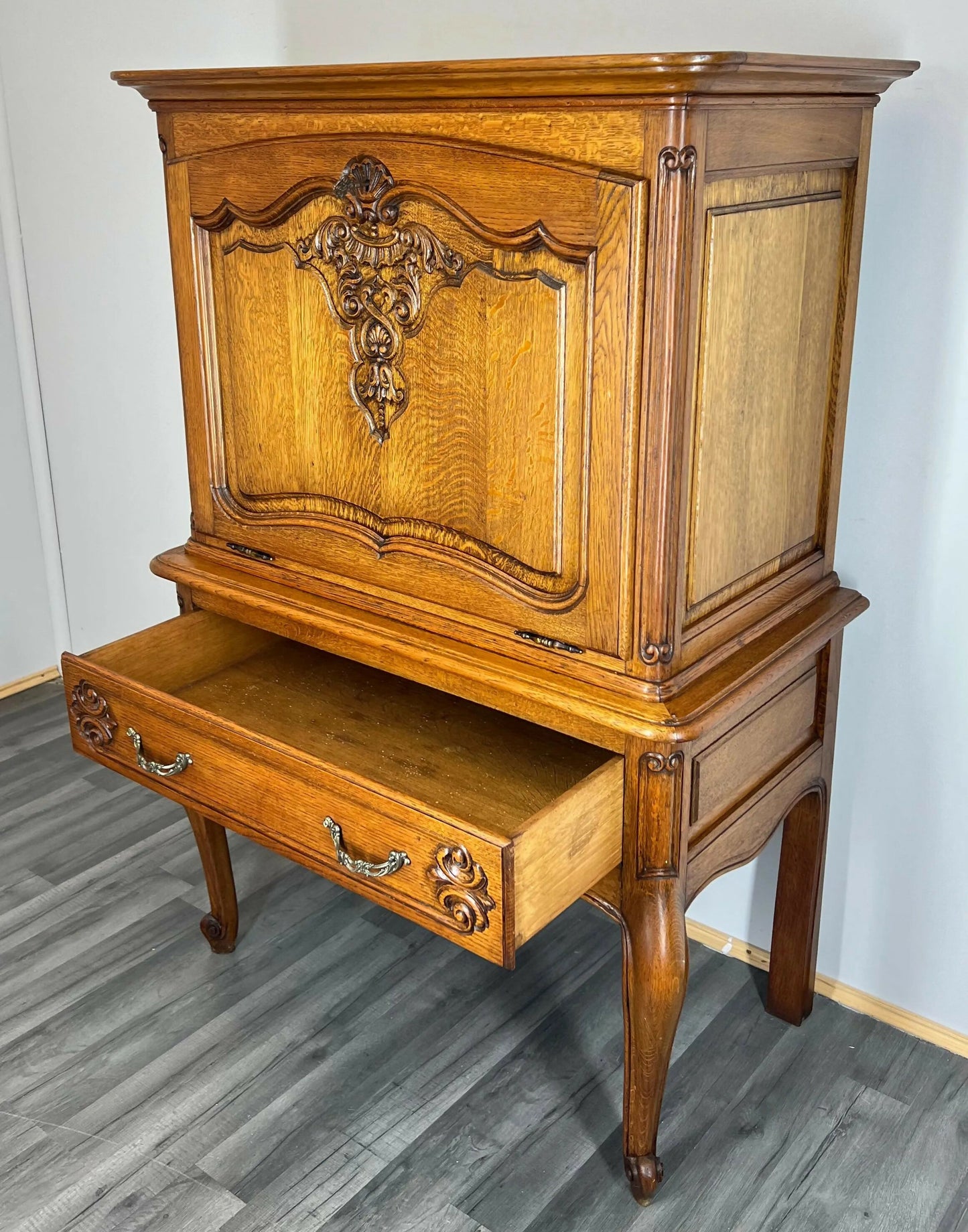 Vintage Drinks Cabine tFrench Louis XIV Style Cabriole Legs Carved Cabinet LOT 2917