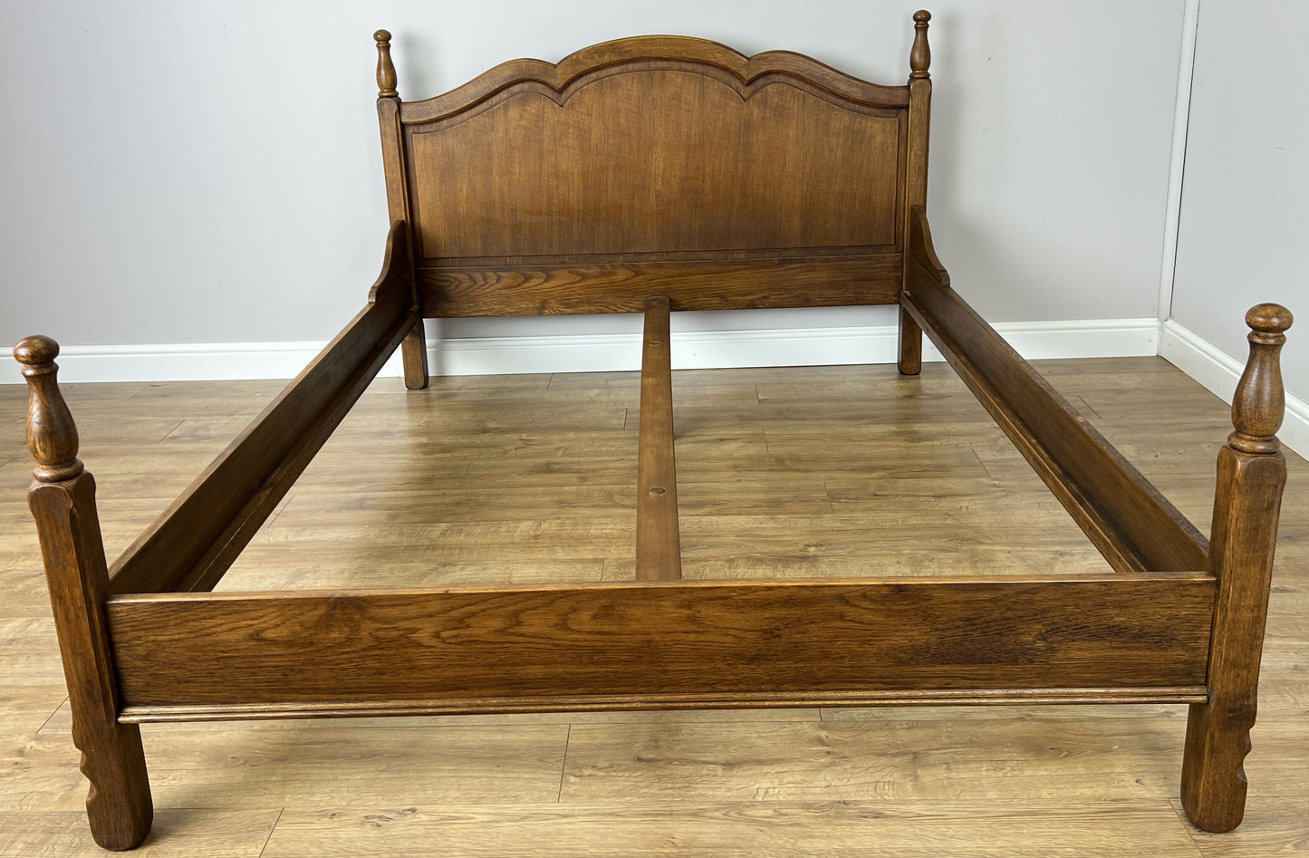 Bed Vintage French Style Oak King Size Bed Frame Carved Headboard LOT 6377