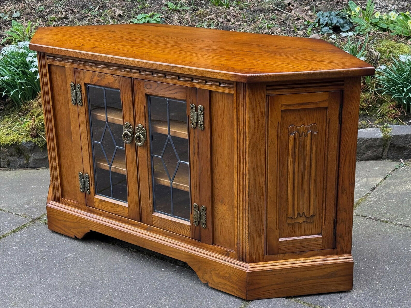A WOOD BROTHERS OLD CHARM CARVED LIGHT OAK CORNER TV CABINET / MEDIA STAND / UNIT