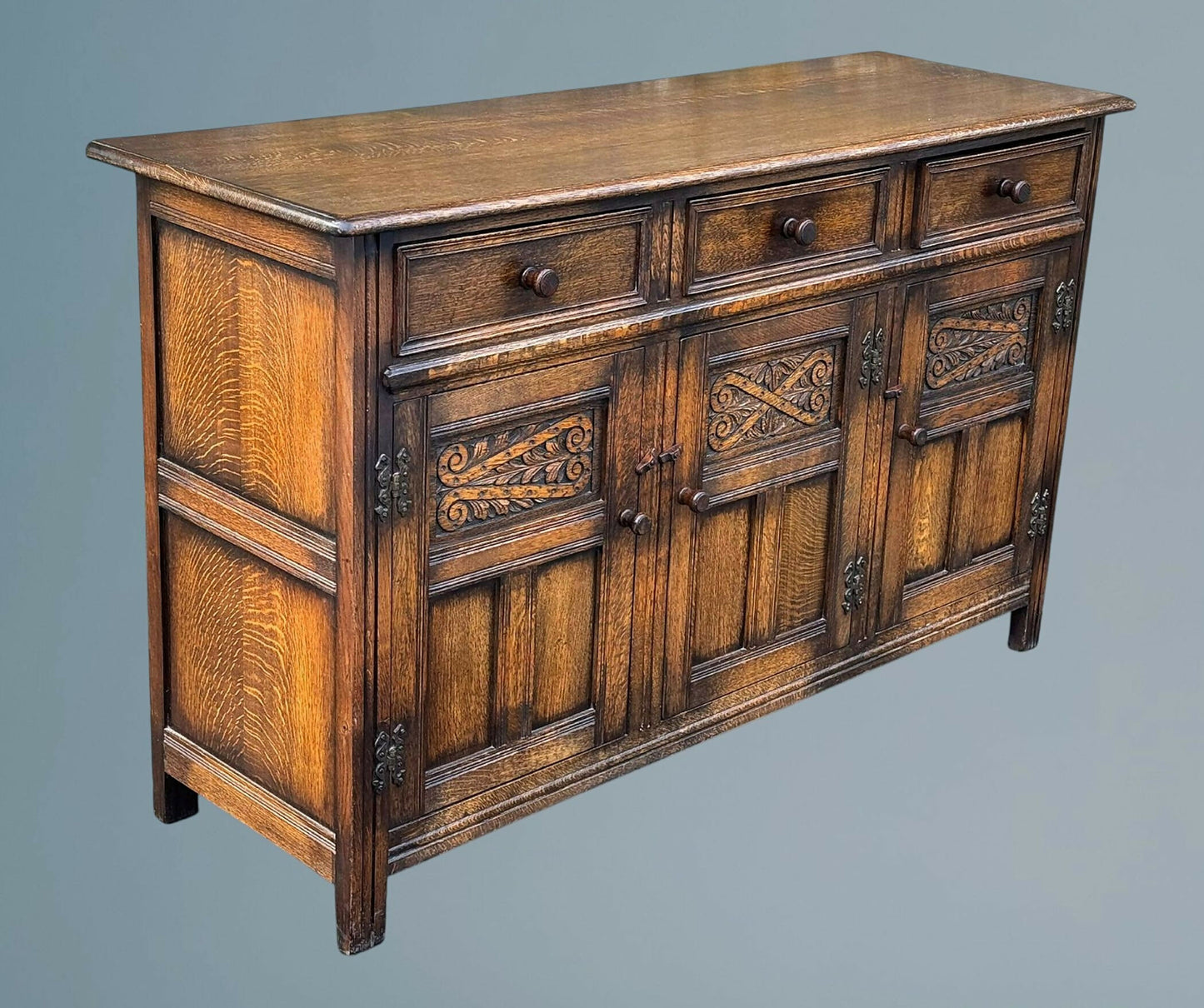 Good Quality Oak Carved Sideboard Cabinet