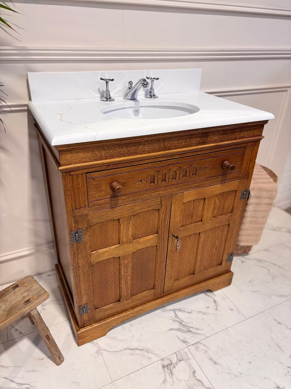 Tradtional Oak Bathroom Vanity Unit