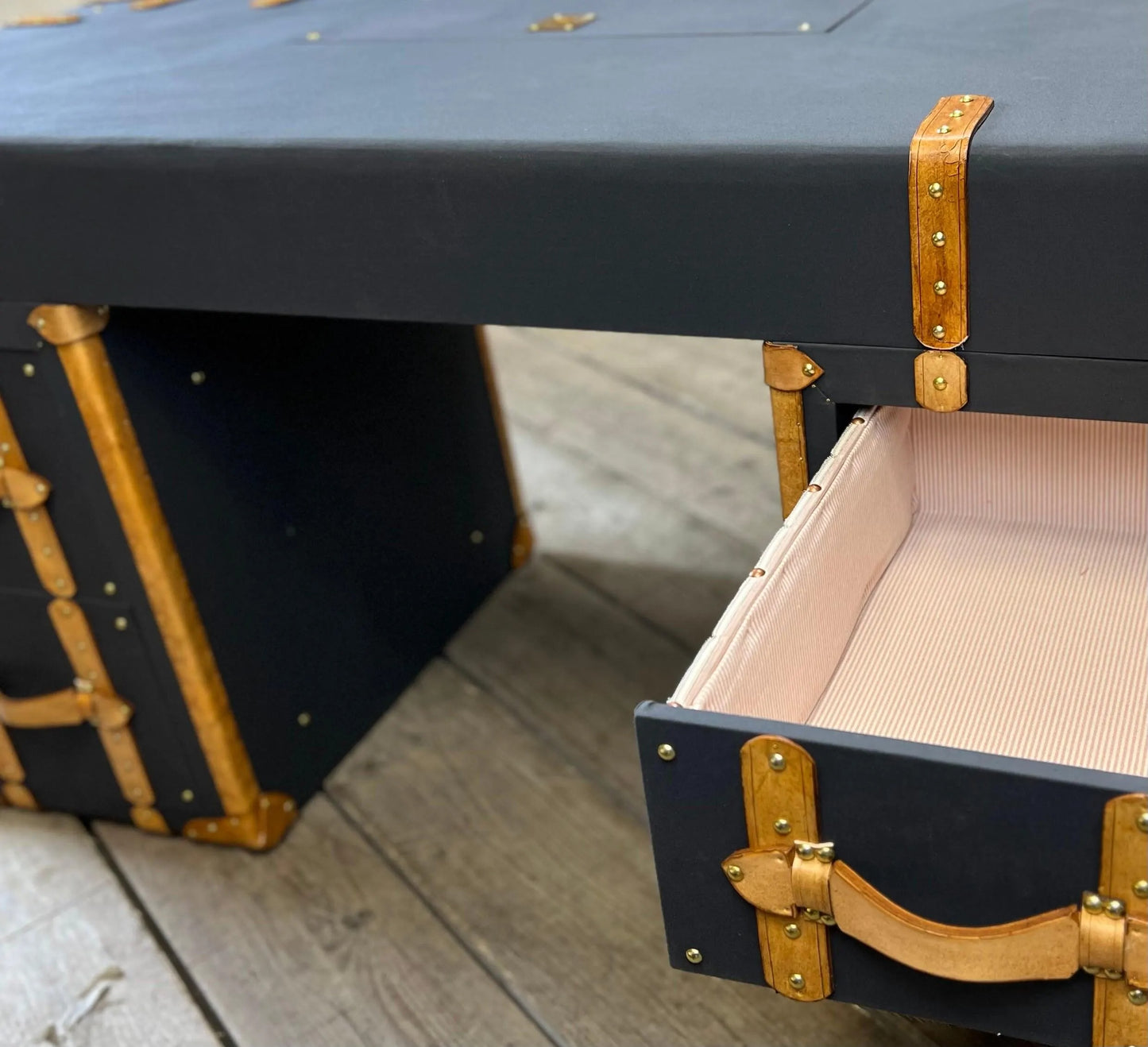 Bespoke Luxury Vintage Leather Desk: Handmade English Leather Executive Workspace Furniture