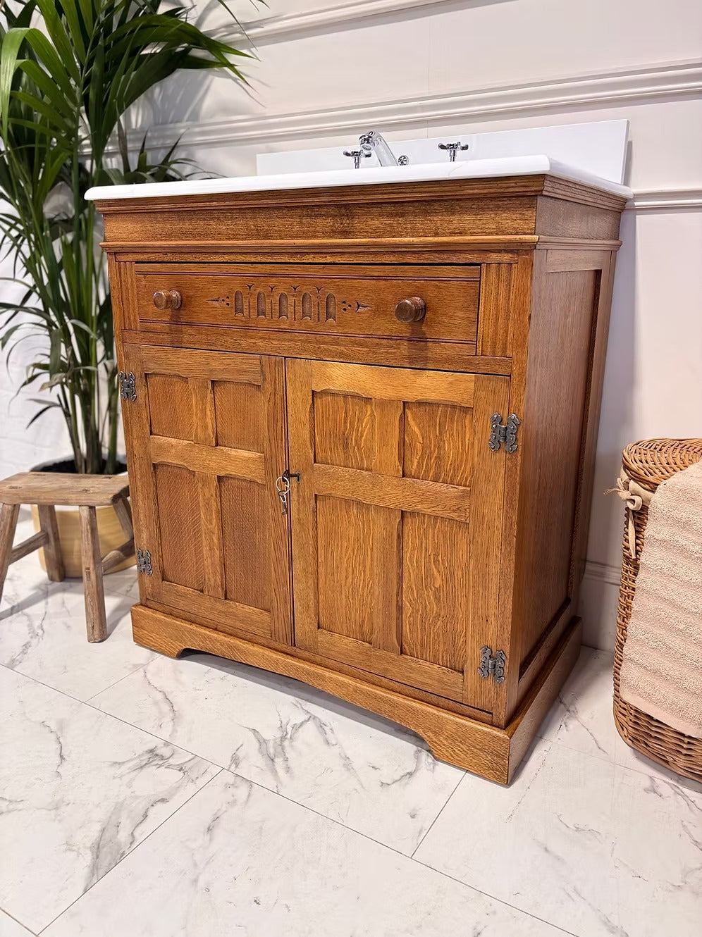 Tradtional Oak Bathroom Vanity Unit