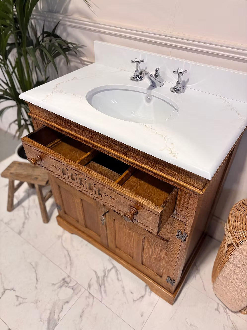 Tradtional Oak Bathroom Vanity Unit