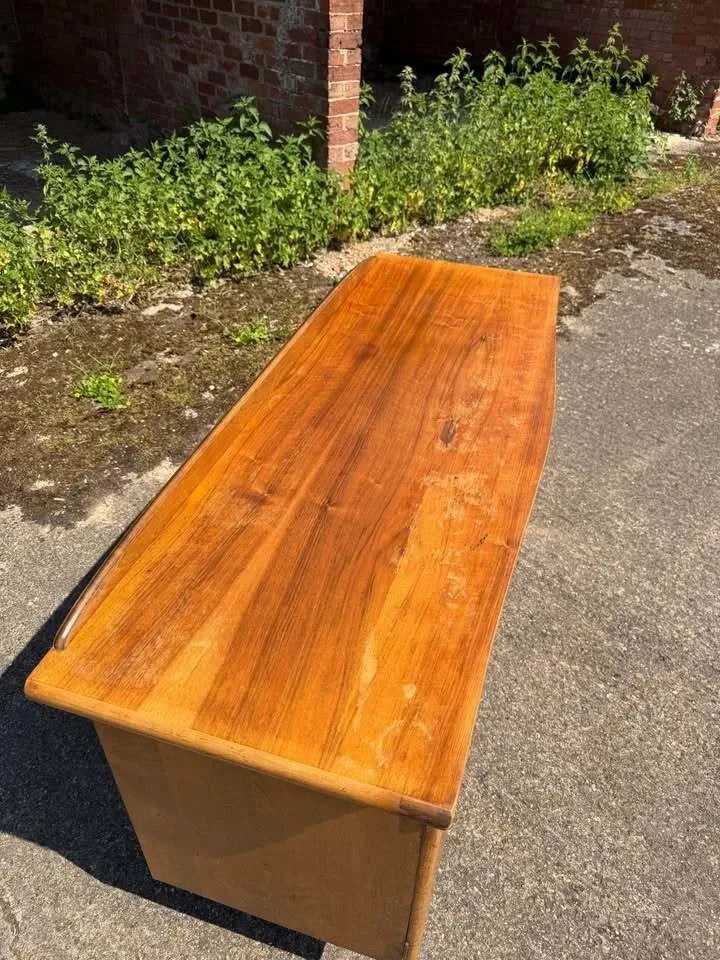 Vintage Mid-Century Art Deco Scandinavian Style Retro Sideboard Drinks Cabinet