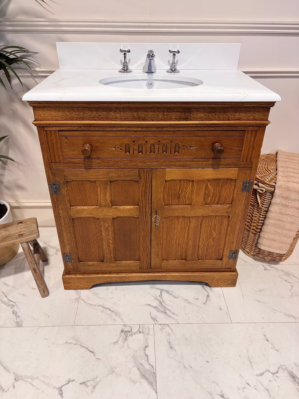 Tradtional Oak Bathroom Vanity Unit
