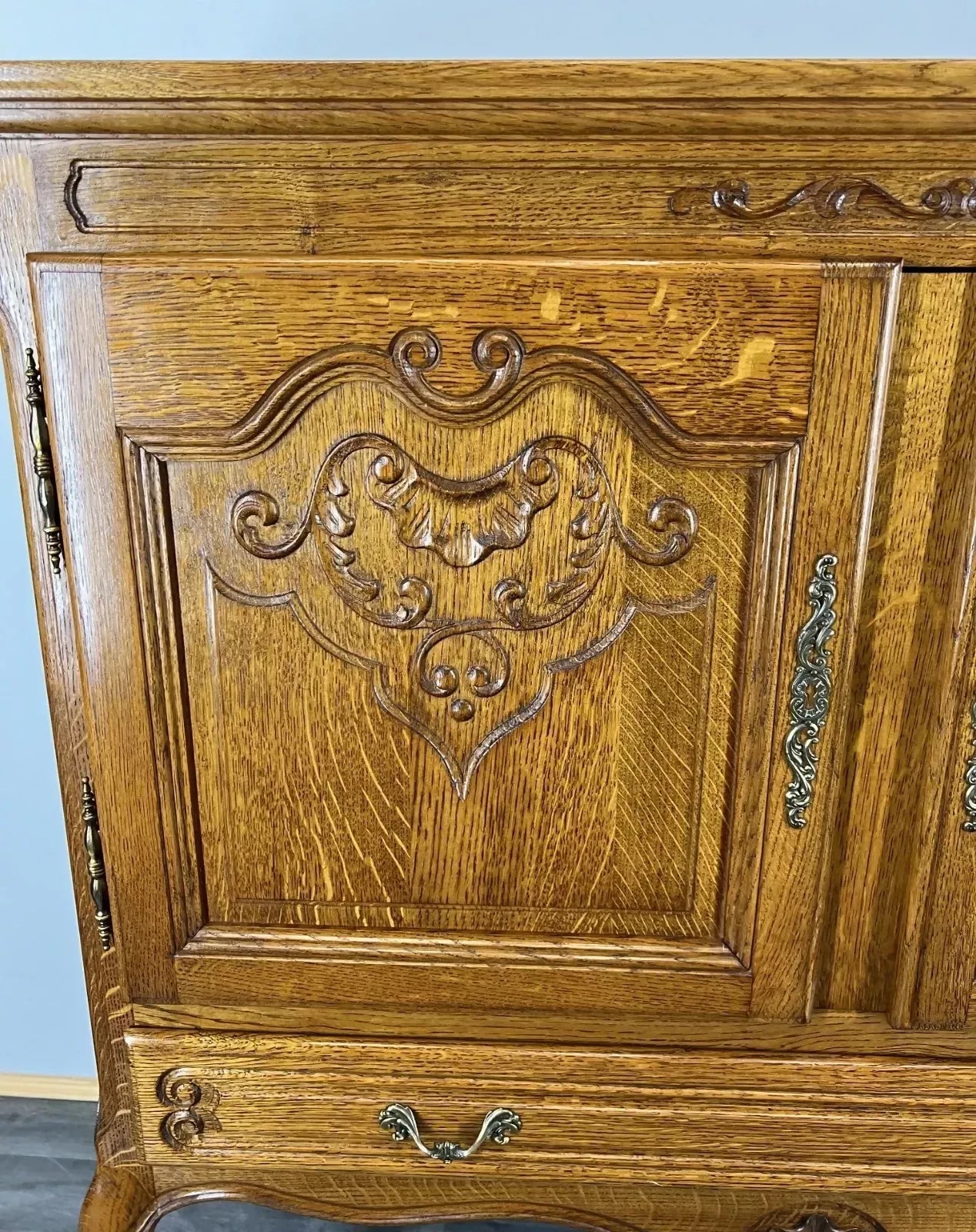 Cabinet Vintage French Louis Style Oak Carved Sideboard with Drawer LOT 4017