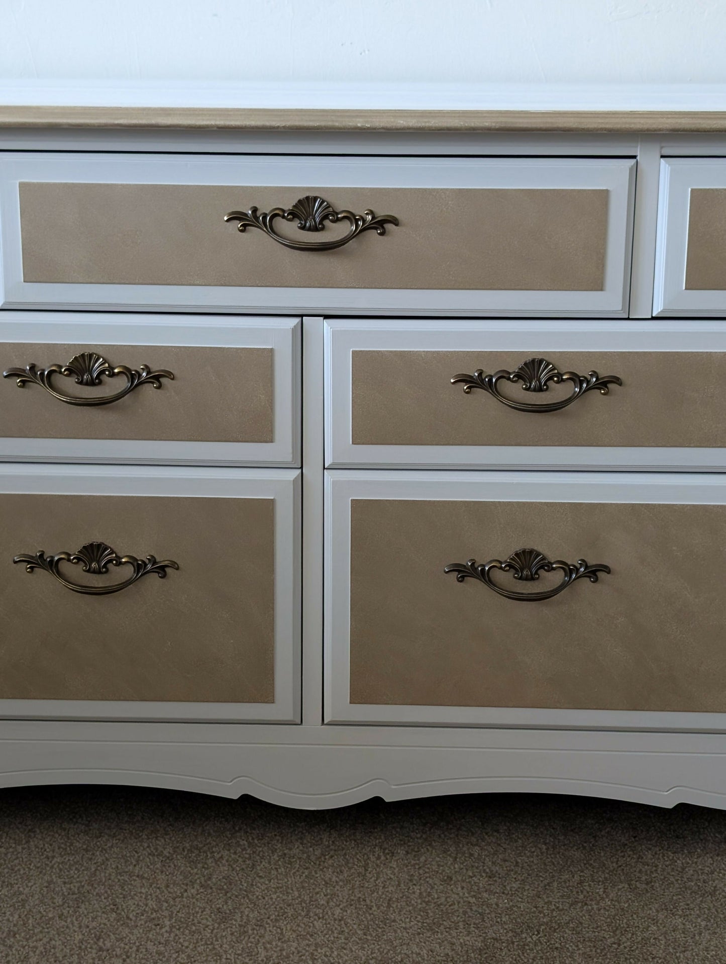 Vintage Luxury Chest of Drawers in White with Champagne Metallic Detailing