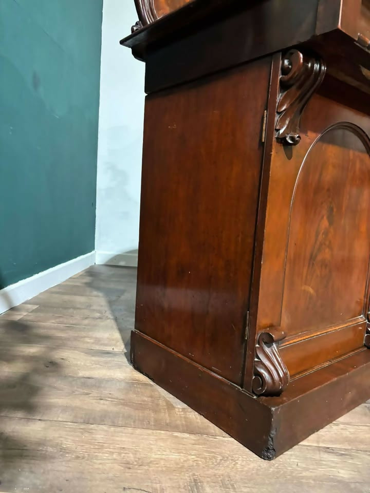 Victorian mahogany chiffonier, having a decorative gallery 2