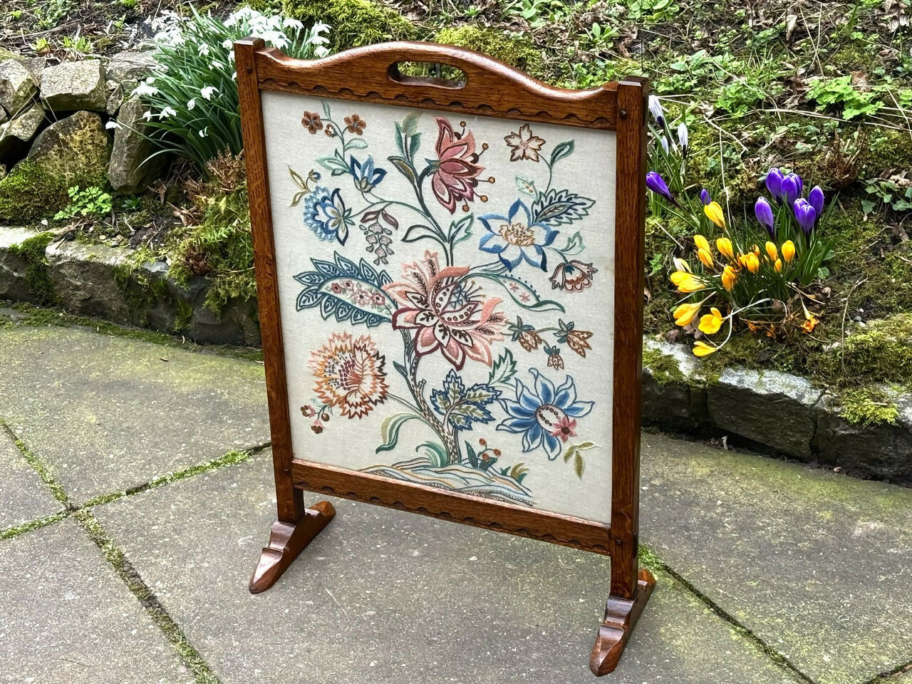 A RUPERT / NIGEL GRIFFITHS MONASTIC CARVED OAK FIRE SCREEN / STAND