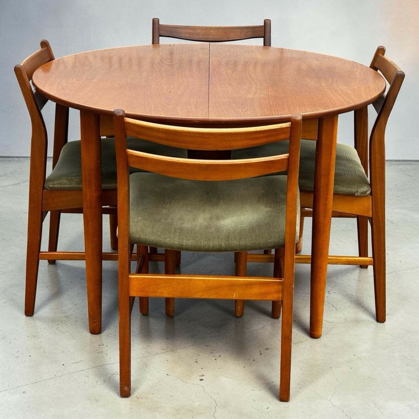 Mid Century Vintage Circular Extending To An Oval Dining Table & 4 Dining Chairs