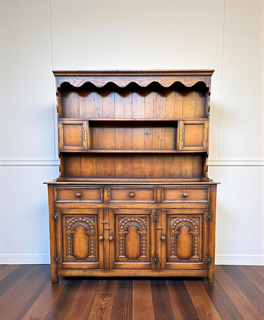 Good Quality Oak Dresser and Rack In The Period Style