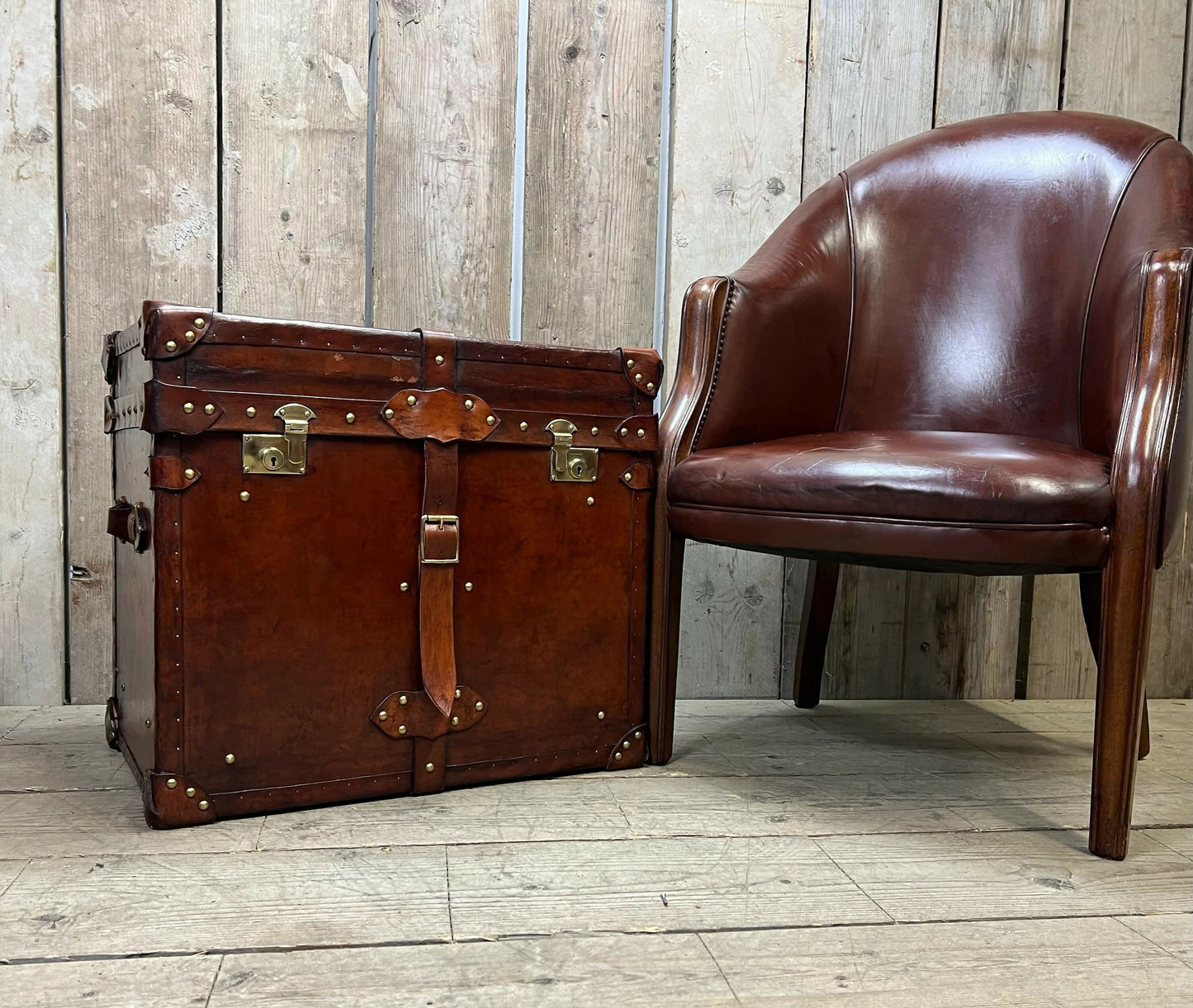 Antique Leather Luxury Campaign Style End Table Trunk Drawing Room Home Decor Furnishings