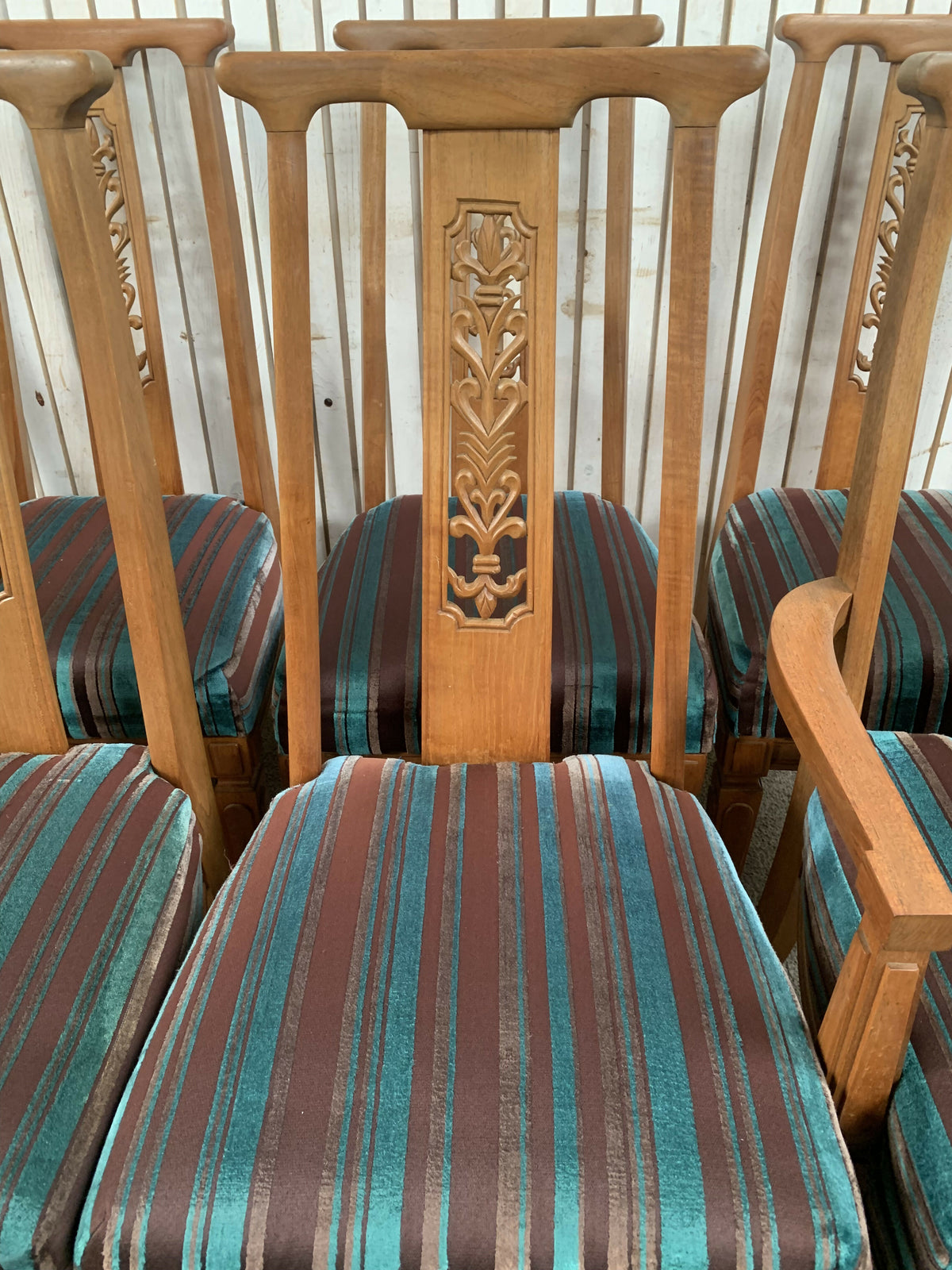 Large Solid Oak Extending Dining Table and 8 Chairs Set – Carved High Back,