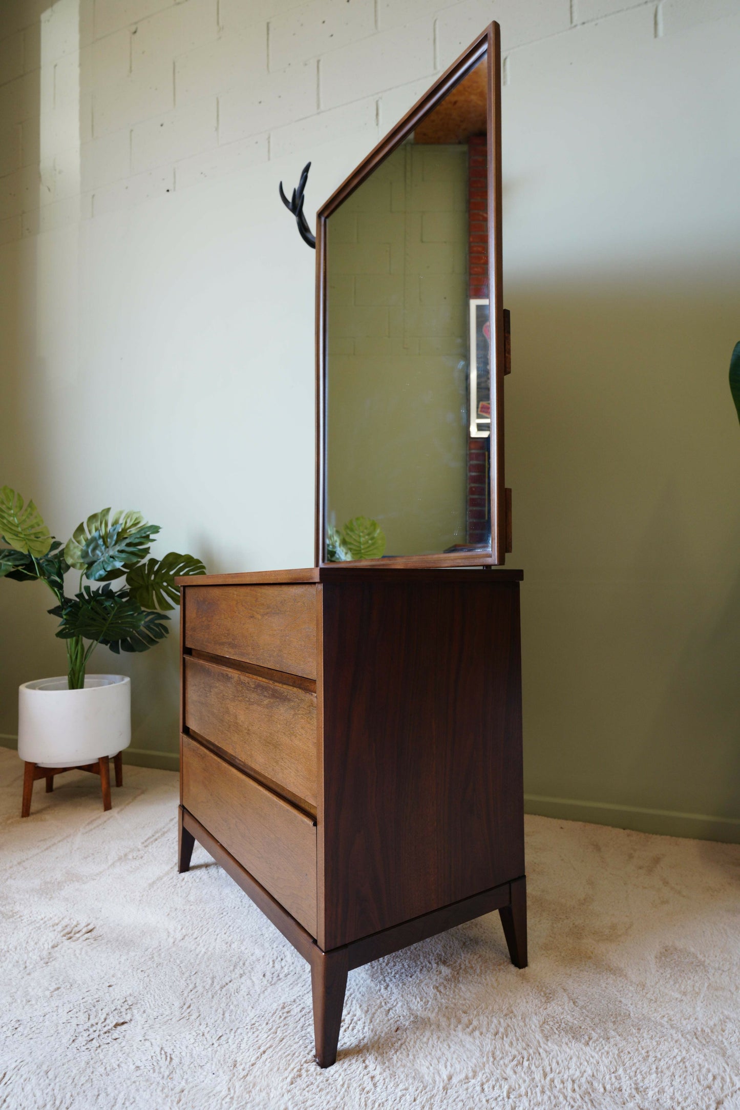 Peppler Furniture Co. 'The Hanover Line' Three Drawer Dresser & Mirror In Figured Walnut – Canada, C. 1960s