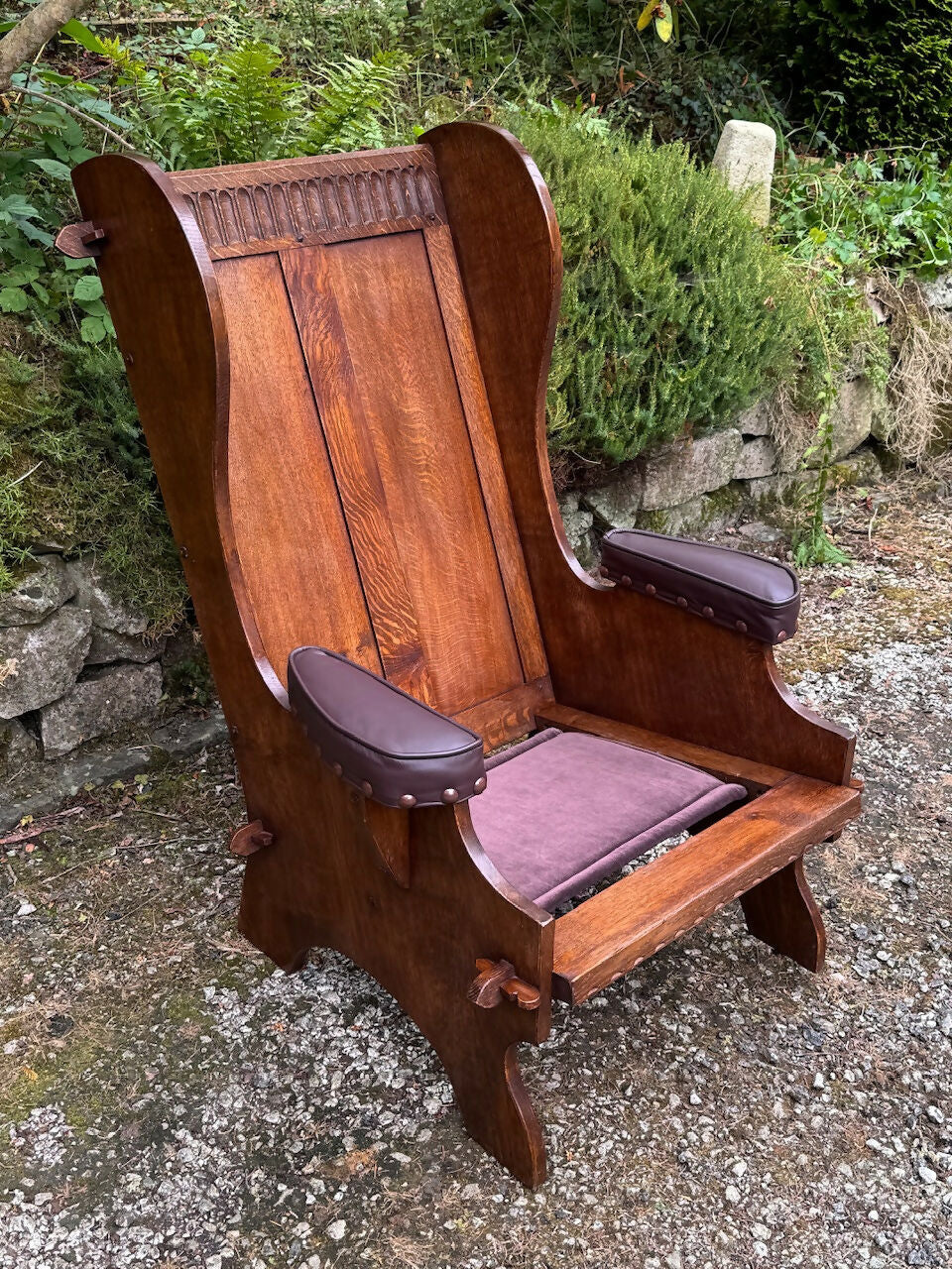 A NIGEL RUPERT GRIFFITHS MONASTIC CARVED OAK LEATHER FIRESIDE CHAIR / ARMCHAIR