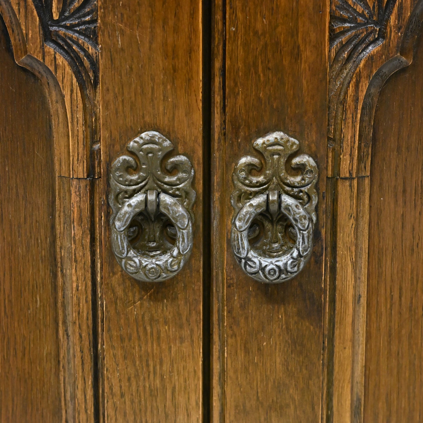 Old Charm Small Oak Sideboard Cupboard & Drawers Light Oak FREE Delivery. SBR10900/0409E