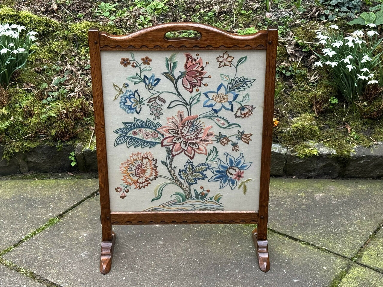 A RUPERT / NIGEL GRIFFITHS MONASTIC CARVED OAK FIRE SCREEN / STAND