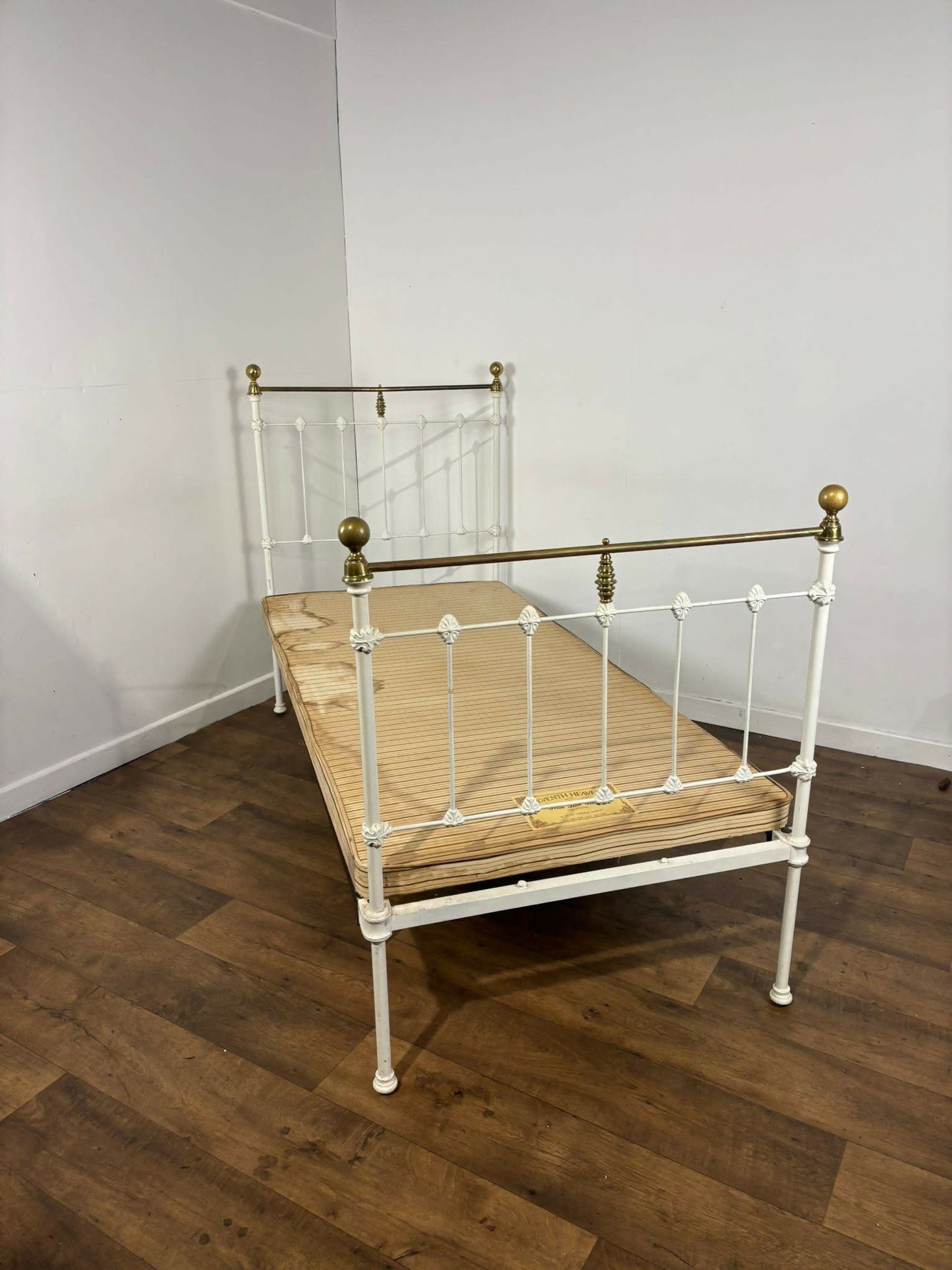 Victorian Style Single Bed with Seventh Heaven Base