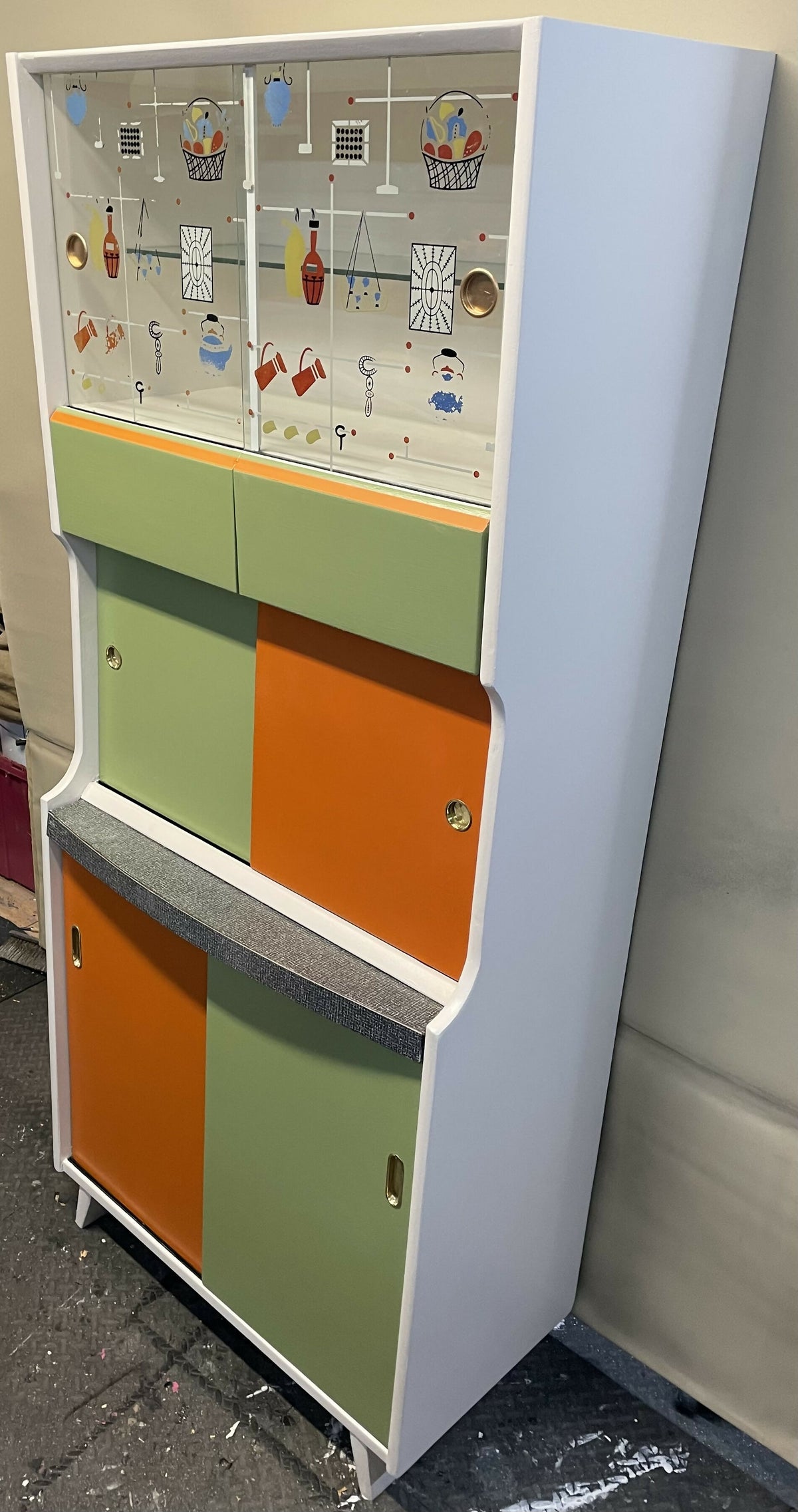 Vintage Kitchenette Upcycled to a Fresh Retro Look