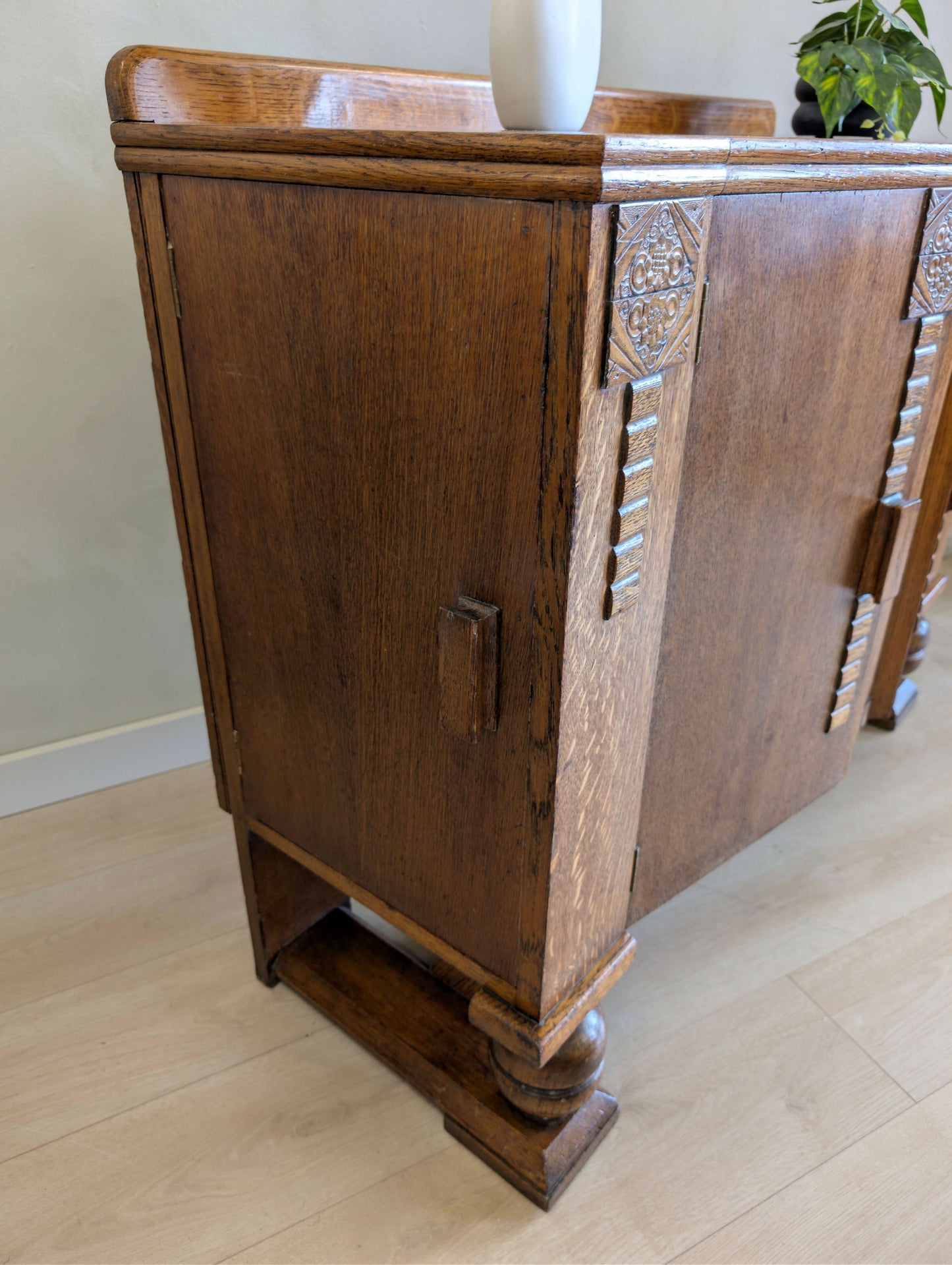 1930s Art Deco Quarter-Sawn Oak Sideboard Drinks Cabinet