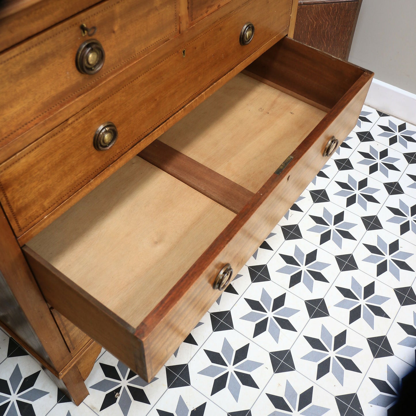 Edwardian Chest of Drawers in Mahogany with Satin Wood Ebony Stringing.