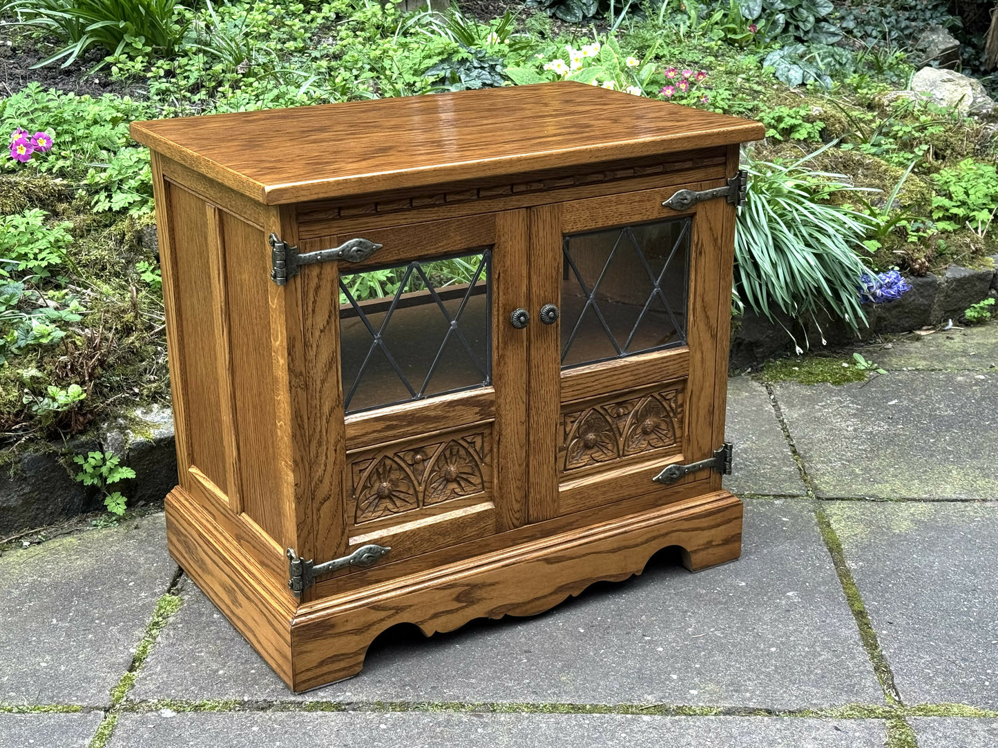 A WOOD BROTHERS OLD CHARM VINTAGE CARVED OAK TV MEDIA CABINET / STAND