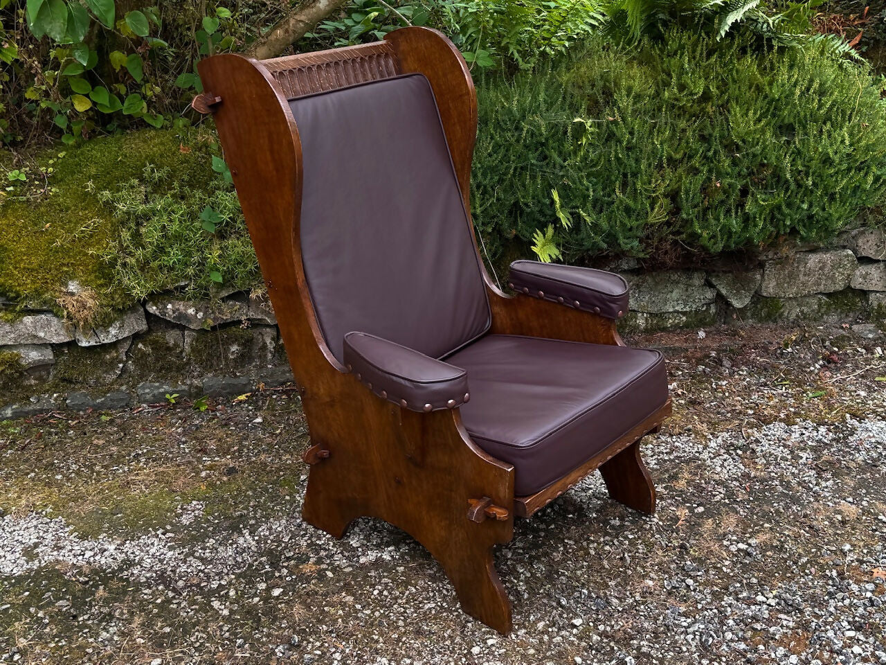 A NIGEL RUPERT GRIFFITHS MONASTIC CARVED OAK LEATHER FIRESIDE CHAIR / ARMCHAIR