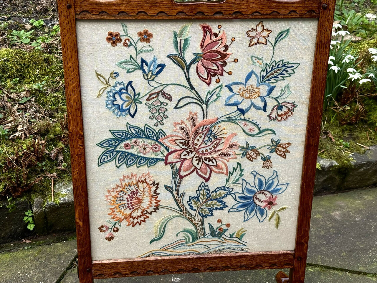 A RUPERT / NIGEL GRIFFITHS MONASTIC CARVED OAK FIRE SCREEN / STAND