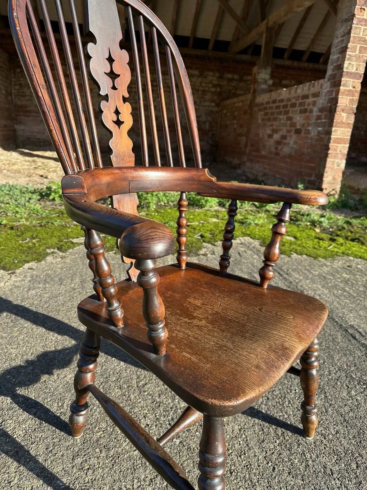 Antique Early 19th Century English Oak And Elm Broad Arm Windsor Chair