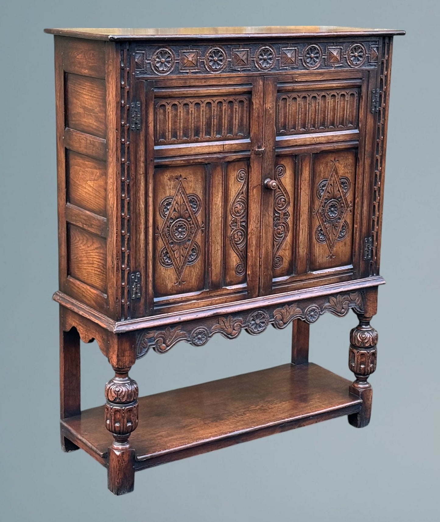 Good Quality Oak Court Cupboard / Sideboard