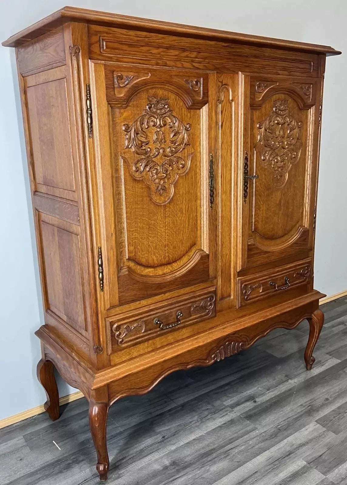 Cabinet Vintage French Louis XIV Oak Sideboard with Carved Cupboard LOT 4471