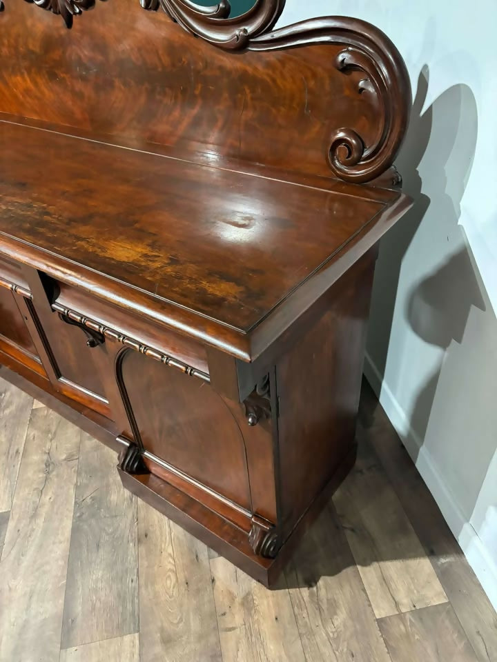 Victorian mahogany chiffonier, having a decorative gallery 8