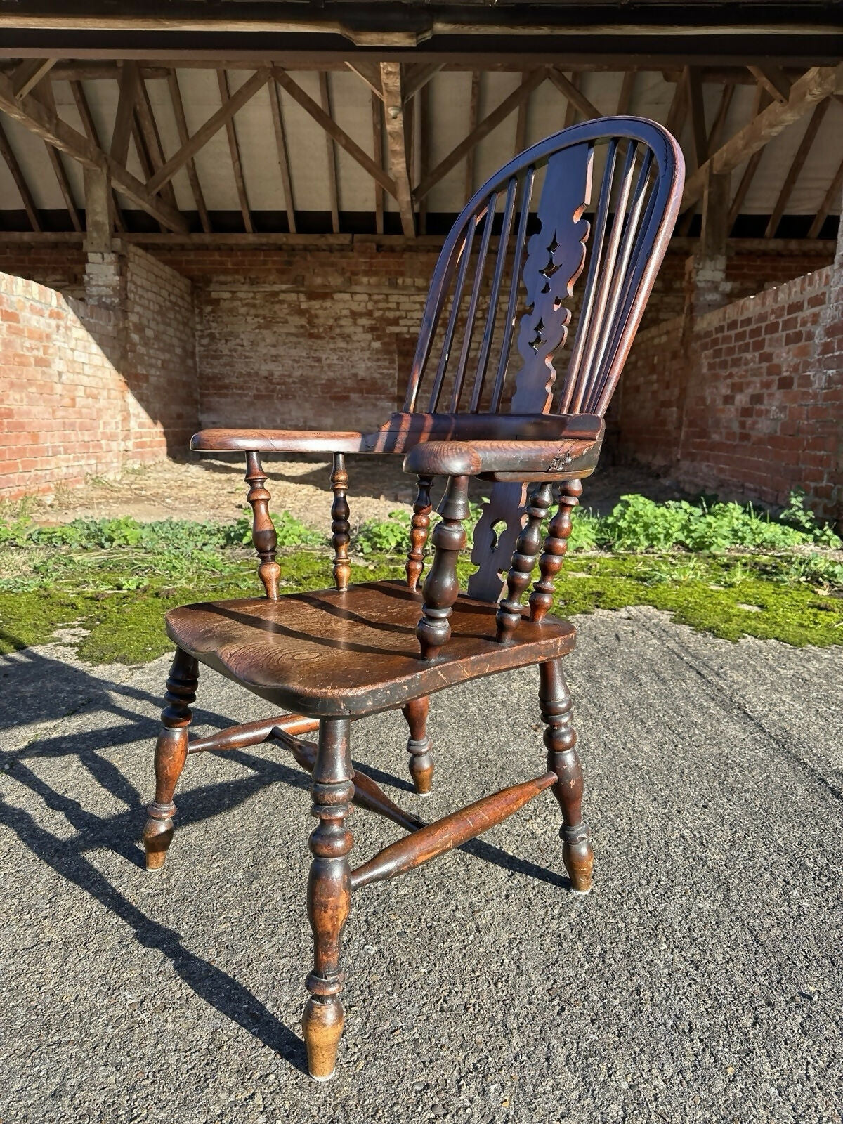 Antique Early 19th Century English Oak And Elm Broad Arm Windsor Chair