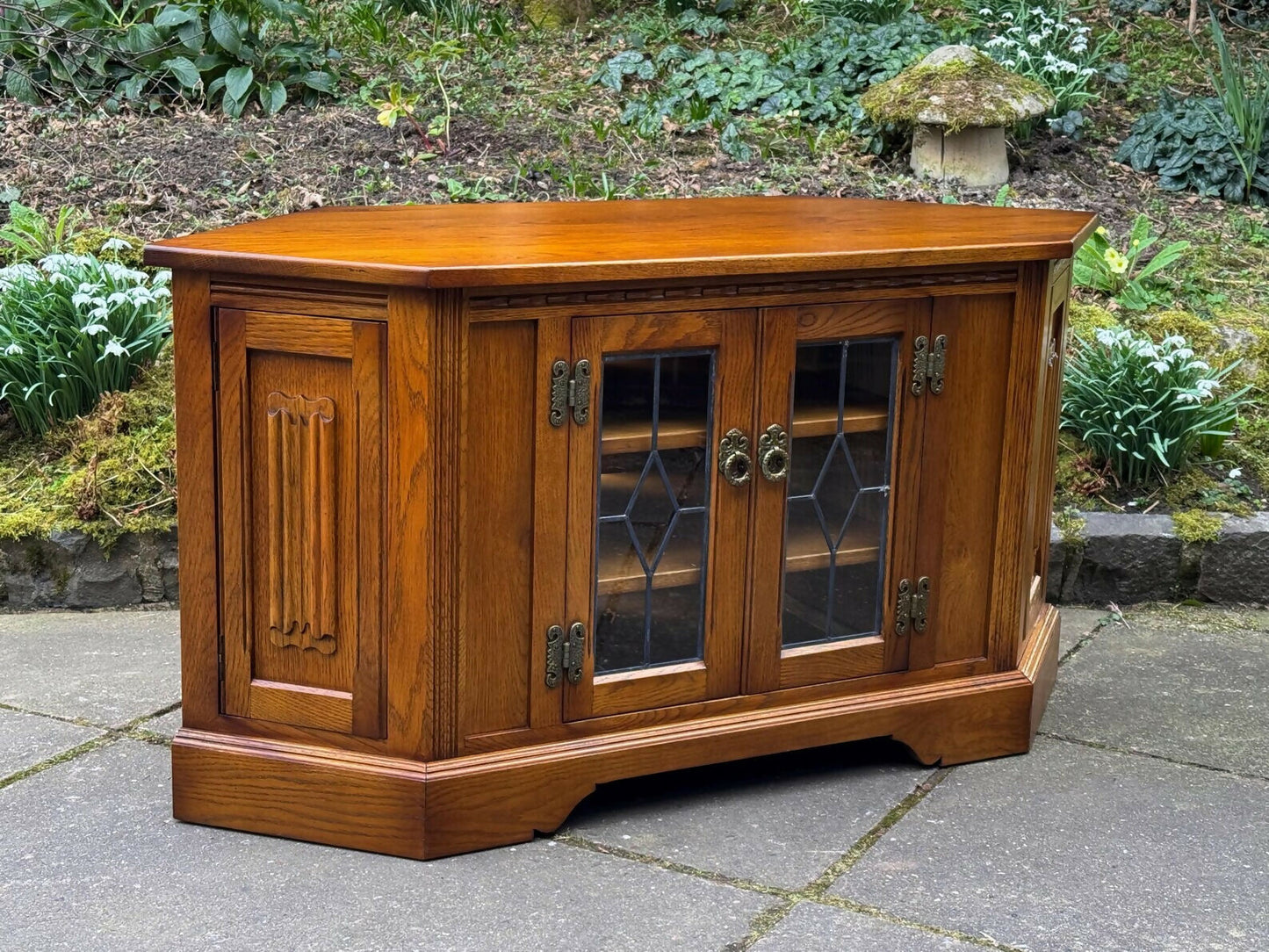 A WOOD BROTHERS OLD CHARM CARVED LIGHT OAK CORNER TV CABINET / MEDIA STAND / UNIT
