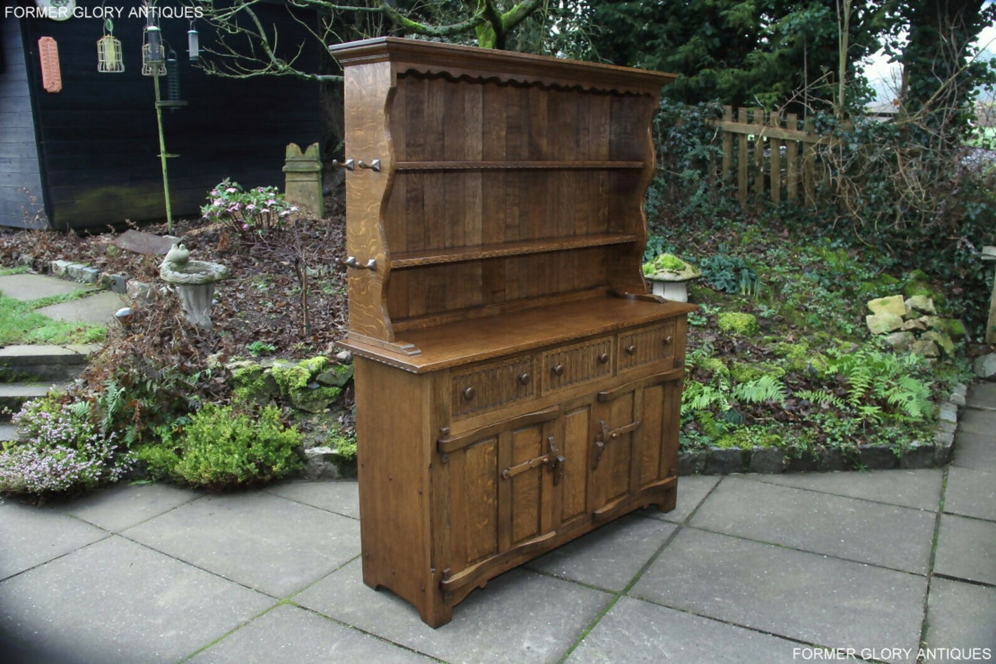 A RUPERT / NIGEL GRIFFITHS MONASTIC CARVED OAK DERBYSHIRE DRESSER / SIDEBOARD.