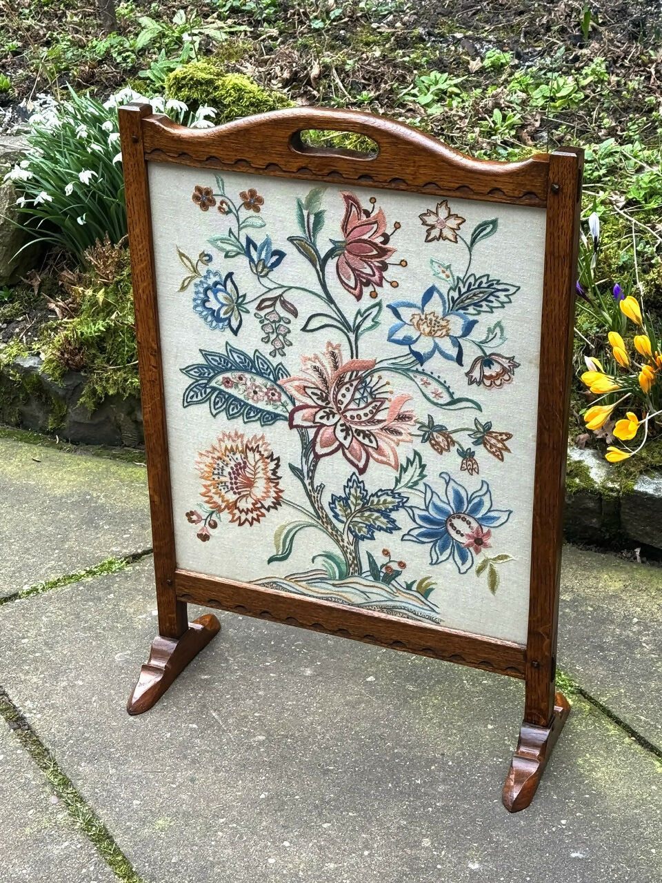A RUPERT / NIGEL GRIFFITHS MONASTIC CARVED OAK FIRE SCREEN / STAND