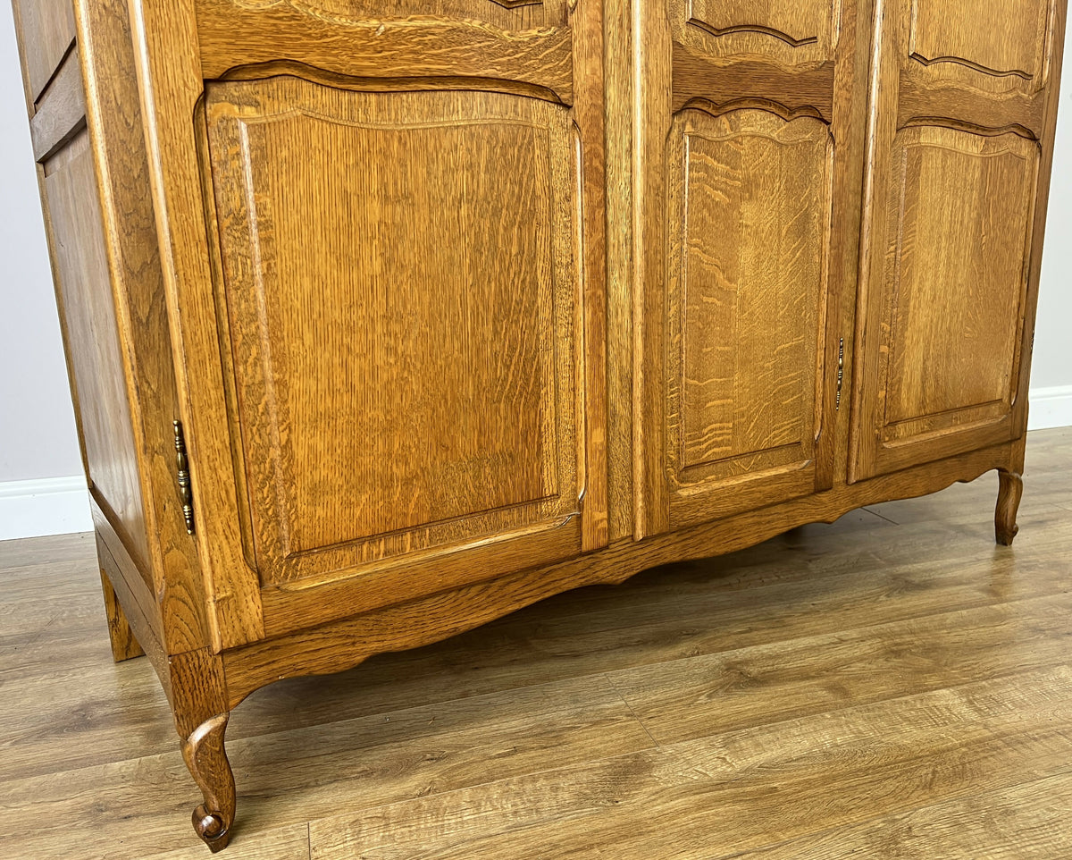 Wardrobe Vintage French Louis Oak Triple Door Carved Armoire Cabinet LOT 6535