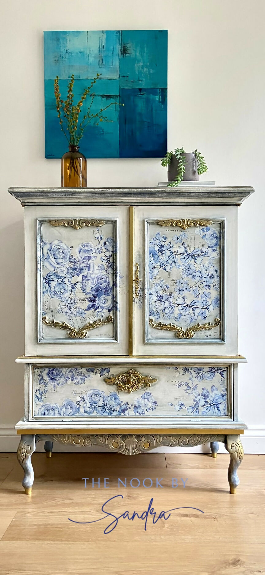 Vintage TV Cabinet Transformed into a Striking Cocktail Cabinet &Drink Bar