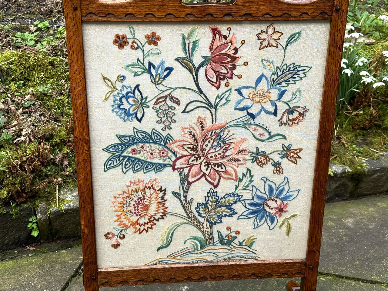 A RUPERT / NIGEL GRIFFITHS MONASTIC CARVED OAK FIRE SCREEN / STAND