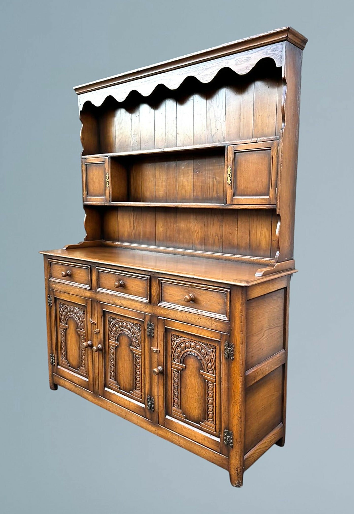Good Quality Oak Dresser and Rack In The Period Style