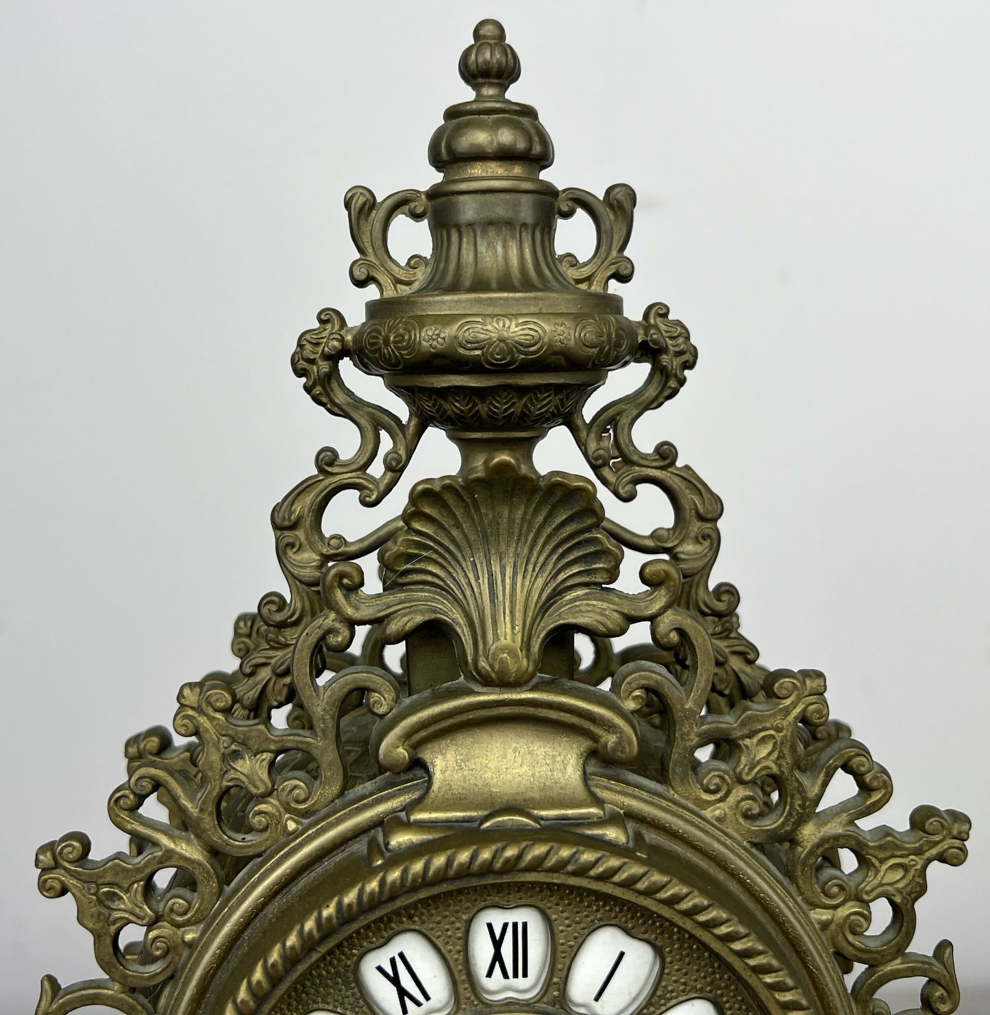 Clock Vintage French Style Quartz Ornate Roman Numeral Mantel Clock LOT 6443