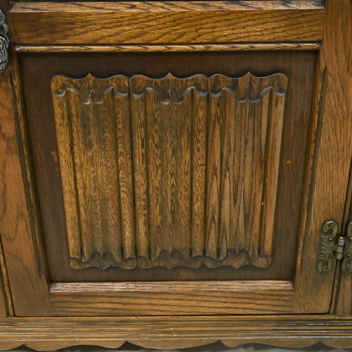 Old Charm Oak Dresser In Light Oak Finish Tudor Style 4ft 6" W FREE UK* Delivery. SBR11079/2310E