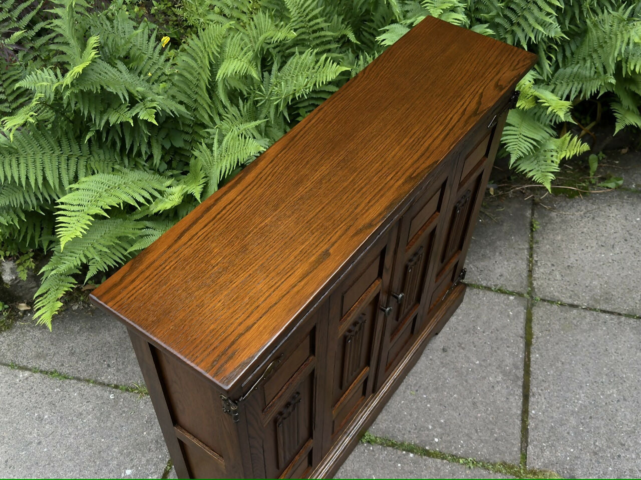A WOOD BROTHERS OLD CHARM CARVED LIGHT OAK CD STORAGE CABINET / STAND