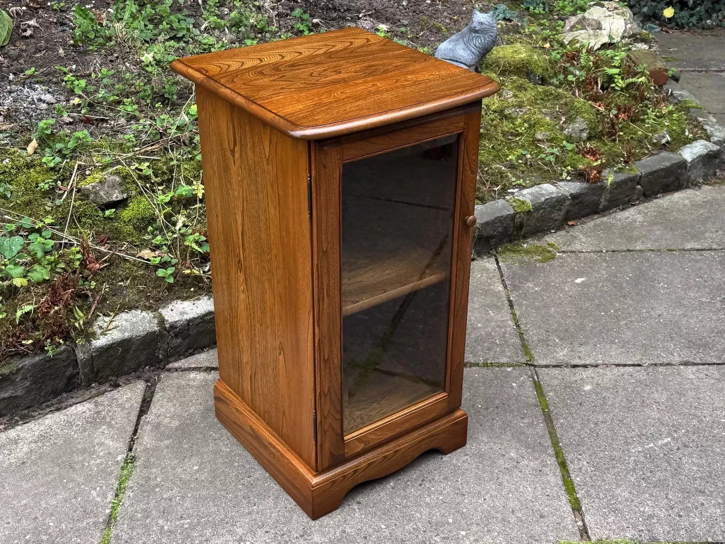 AN ERCOL WARWICK GOLDEN DAWN ELM CD HI FI STORAGE CABINET / MEDIA STAND.