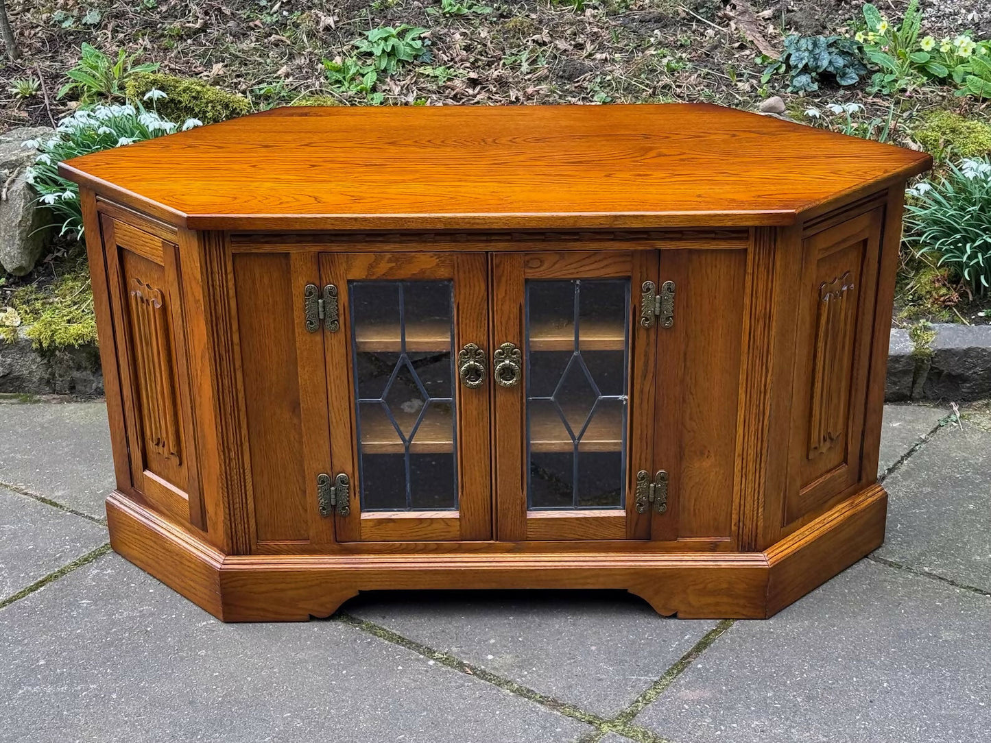 A WOOD BROTHERS OLD CHARM CARVED LIGHT OAK CORNER TV CABINET / MEDIA STAND / UNIT