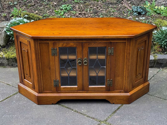 A WOOD BROTHERS OLD CHARM CARVED LIGHT OAK CORNER TV CABINET / MEDIA STAND / UNIT